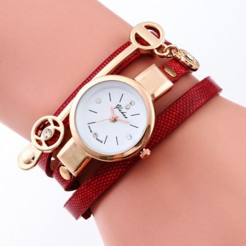 The new three-circle winding ladies bracelet watch compact fashion diamond face scale girls fashion watch