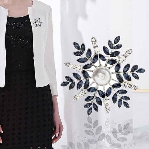 Fashion Women Rhinestone Faux Pearl Snowflake Brooch Pin Badge Cardigan Scarf Pin Clothes Decor accessories For Woman Party Gift