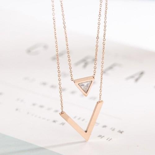 YUN RUO 2018 New Rose Gold Color Fashion Elegant V Letter Crystal Pendant Necklace Titanium Steel Jewelry Woman Gift Never Fade