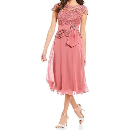 2020 Cheap Coral Chiffon Knee Length Mother of the Bride Dresses Lace Short Sleeve Wedding Party Gowns Bow Sash