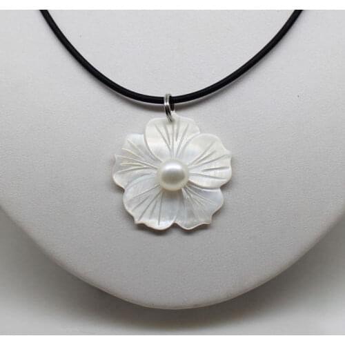 Beautiful Natural White Freshwater Mother Of Pearl Shell Flower Pendant Necklace