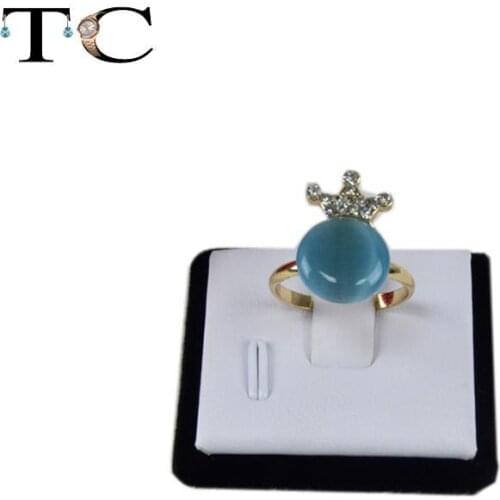 1 x Fashion Jewelry Display Stand Decoration Mini White PU Ring Holder Case with Magnet free shipping