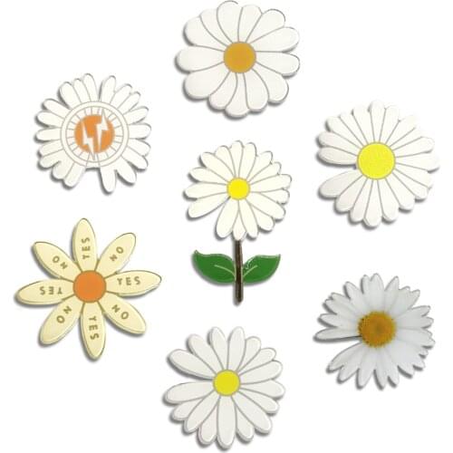 Kpop Beautiful Brooch Vintage Cartoon Daisy Lapel Pins For Backpacks Cute Acrylic Badges Jewelry Gifts Shirt Hat Accessories