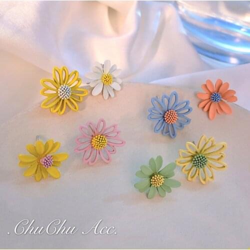 Daisy earrings 2020 new Korean temperament net red small fresh earrings wild flower earrings exquisite Fashion Stud Earrings