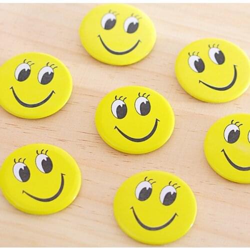 100pcs Smile Face Badges Pin On 44*44mm Button Broochs Smiley Face Icons Smile Open Eyes Fun Badge Smiling Kids Gift Cute Waiter