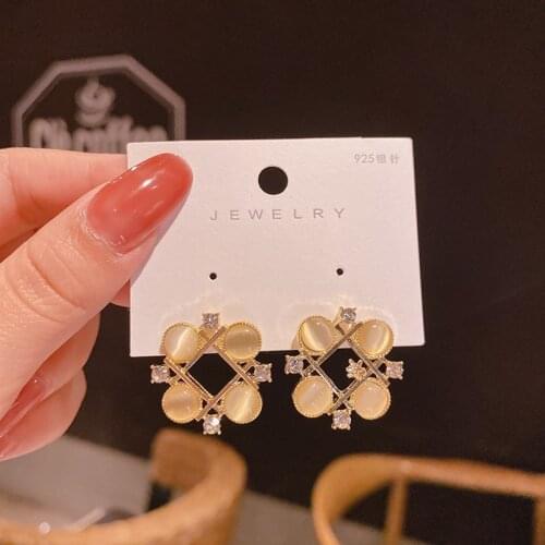 Time Traveler: 2021 New Korean Version of Pearl Star Earrings for Women Retro Fashion Personality Earrings Korean Jewelry for Wo