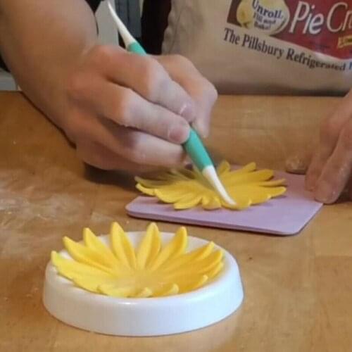 White 6pcs button-shaped Fondant Flower Molding Drying Mold Flower Fondant Forming Cups Dry Gumpaste Icing Decorating Kit Tools