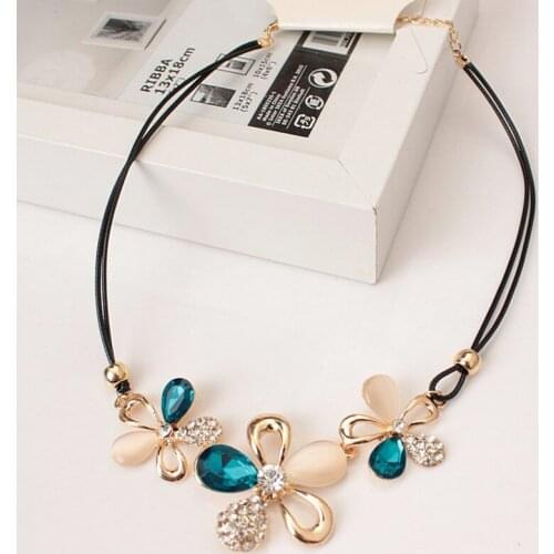 New Money Pendant Crystal Ornaments Three Plum Blossoms Cats Eye Jewel Necklace Color Crystal Short Necklace Jewelry2pcs Q