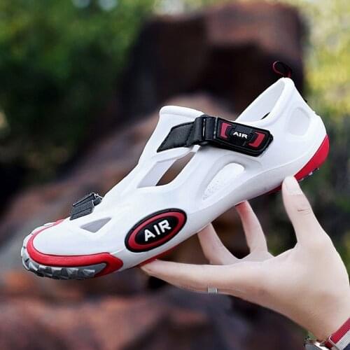 Hot selling fashion brand mens shoes 2021 new summer mens outdoor personality leisure wading soft bottom beach sandals large