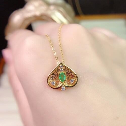 Shopkeeper recommends 925 pure silver natural emerald necklace for special promotion