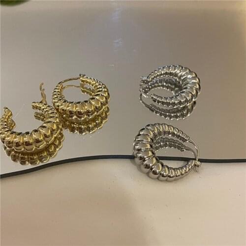 AOMU 2021 New French RetroThreaded Croissant Crescent Shape Metal Ear Buckle Hoop Earring for Female Fashion Simple Jewelry Gift