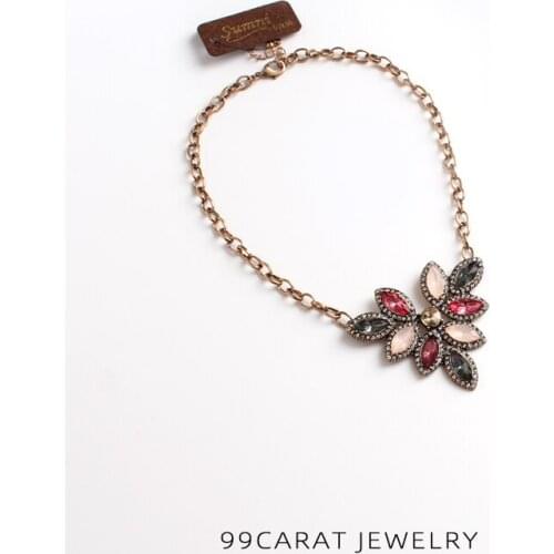 Nine nine carats 2 European and American exaggeration jewelry retro acrylic color lotus petal short necklace (MP)