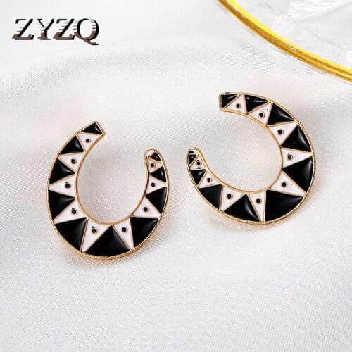 ZYZQ New Gothic U-shaped Black And White Grid Horseshoe Stud Earrings For Women Personality Creative Earrings jewelry 2021