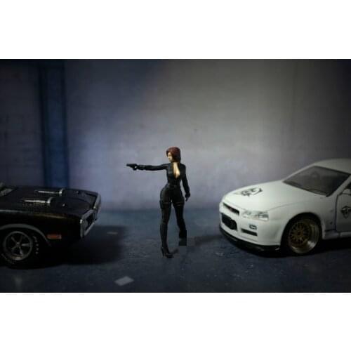1/64 Scale Resin Die-casting Gun Woman Doll Model Decoration Scene Layout Collection Decoration Commemorative Toy