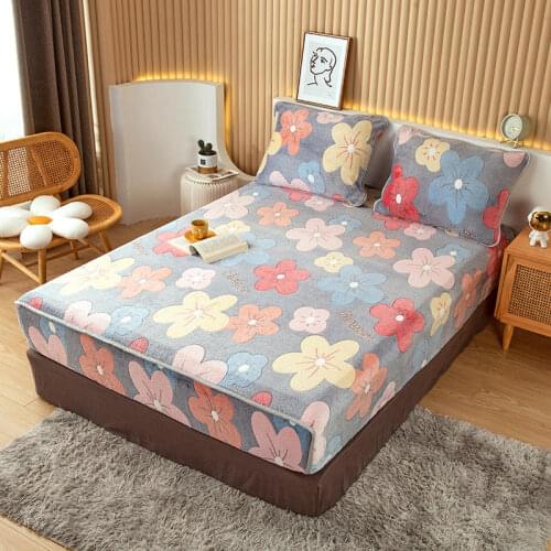The Soft and Warm Short-Pile Bed Sheet Decorates the Mattress at Home for a Good Night’s Sleep in the Autumn and Winter