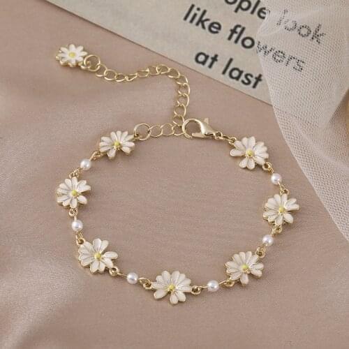 Korea Designs Daisy Flower Bracelet for Women Cute Flower Charm Bracelet with Pearls Girls Wristband Hand Jewelry Accessories