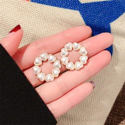 Cute Elegant Hollow Out Heart Stud Earrings for Women Simple Round White Pearl Earrings Wedding Party Jewelry Gift Kolczyki