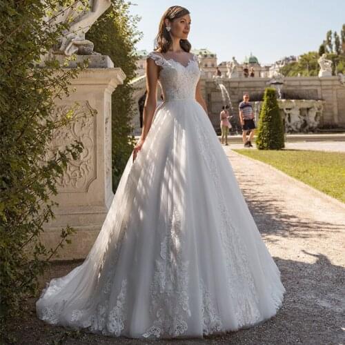 Top Quality V Neck Ball Gown Wedding Gowns Romantic Appliques Court Train Garden Bridal Dresses with Beat New Arrival
