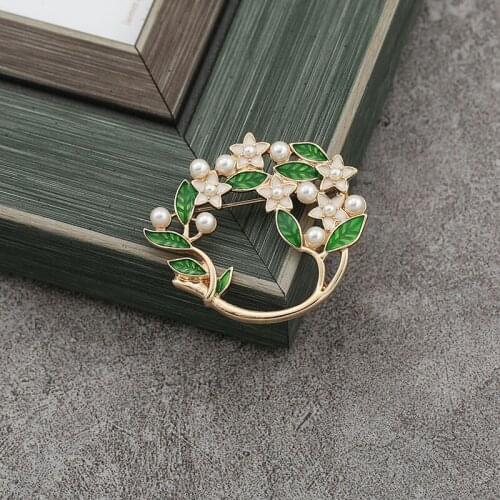 Drop glaze pearl green leaf branch autumn winter new sweater cardigan coat windbreaker fashion versatile Brooch