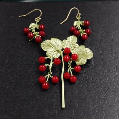 New Retro Paint Plant Forest Elegant Temperament Simple Net Red Cherry Brooch Womens Clothing Accessories xz0543