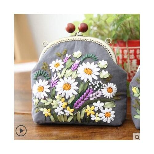 Chinese style brand female bag latest fashion student coin purse embroidery bag can match various styles of clothes skirt
