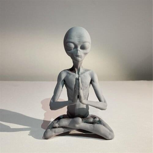 Meditating Alien Garden Decoration Garden Figurines Resin Ornament For Flower Pot Glass Container On The Table