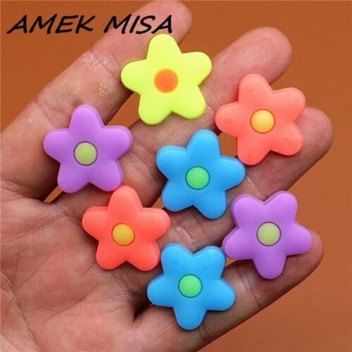 Single Sale 1pc PVC Shoe Charms Cute Noctilucent Flowers Shoe Accessories Shoe Buckle Decorations Fit Croc JIBZ Kids X-mas U141