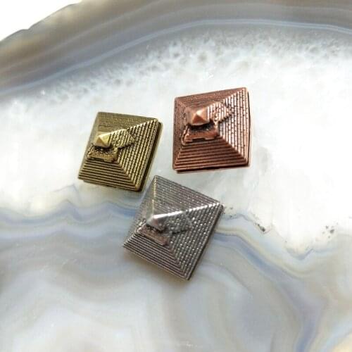 5pcs Vintage Metal Egyptian Pyramids Antique Building Model Pyramid Statues Home Desktop Decoration Office Cafe Ornaments Sets Y