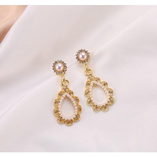Baroque Retro Port Wind Flower Alloy Lace Lace Waterdrop Pearl Personality Temperament Wild Fashion Charm Earrings Frida