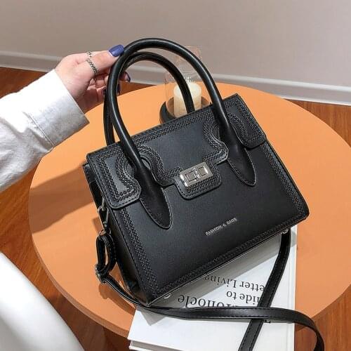 HOT Unique Design Sense Of Female Autumn / Winter New Fashion Wild Shoulder Bag Messenger Bag Hand Side Bag Width: 23cm