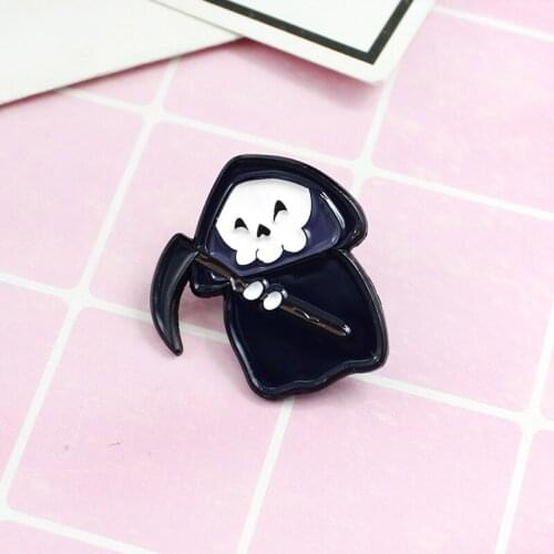Black death skull brooch with sickle, death smile, harvest soul Halloween Enamel Badge jeans decorative gift 2019 new product