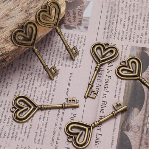 SAUVOO 10pcs Vintage Antique Bronze Love Heart Keys Fancy Heart Pendant Necklace Hanging Decor Old Look DIY Craft Retro Keychain