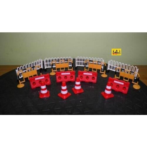 Plastic 1:43model car scene side of the road barricades service model set