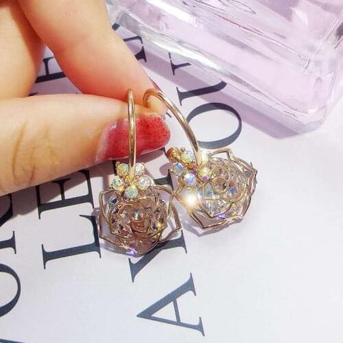 Wholesale of long fashionable earrings with hollow Rhinestone flowers