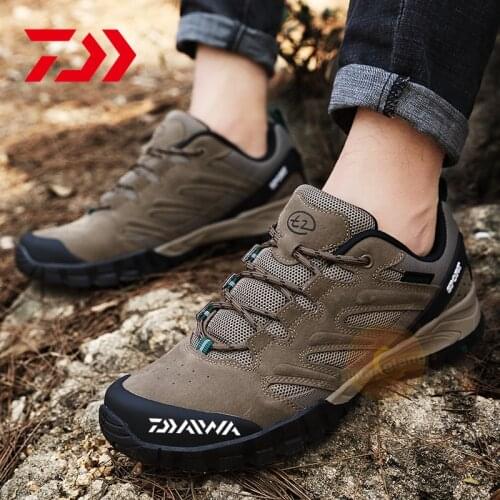 2021 Daiwa Men Hiking Fishing Shoes Anti-skid Mountain Climbing Boots Outdoor Athletic Breathable Hiking Anti-wear Fishing Shoes