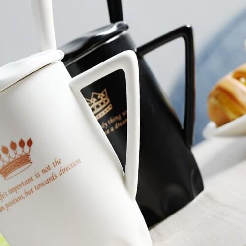Creative European Mug Ceramic Cute Milk Coffee Cup Couple Mug with Lid Spoon Taza Cafe Ceramica Drinking Set DD60MG