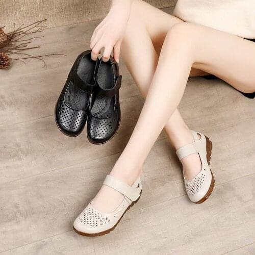 Summer Hollow-out Soft Bottom Mom Shoes round Toe Hole Flat Casual Sandals