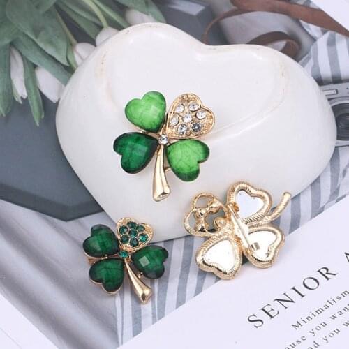 Korean version of the creative new four-leaf clover brooch lapel pin ladies dress jacket decoration jewelry accessories