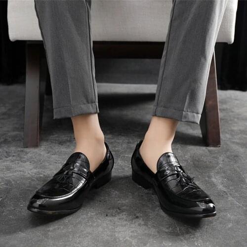 M-anxiu 2021 Fashion Black Bottom Leather Fashion Tassel Loafers Luxury Business Shoes Wedding Slip-On Penny Casual Flat Shoes