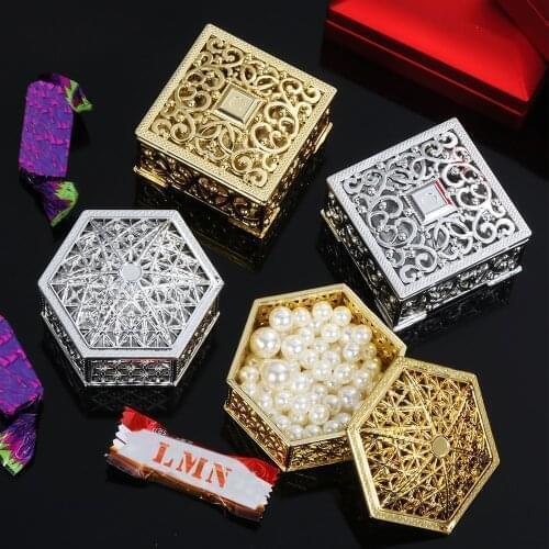 1 PC 6-7cm Mini Plastic Hollow Jewelry Box Retro Gold Foil Candy Chocolate Treat Boxes Small Wedding Favor Box Party Favor Gift