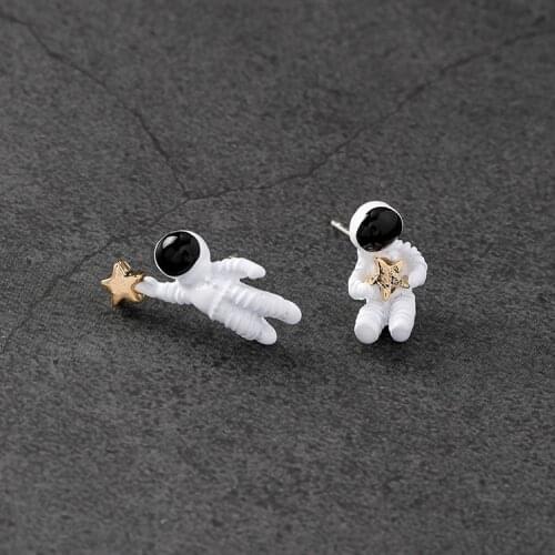 2018 Hot Korean Style Fashion Lovely Cartoon Star Asymmetric Space Universe Astronaut Studs Earrings For Women Jewelry Cute Gift