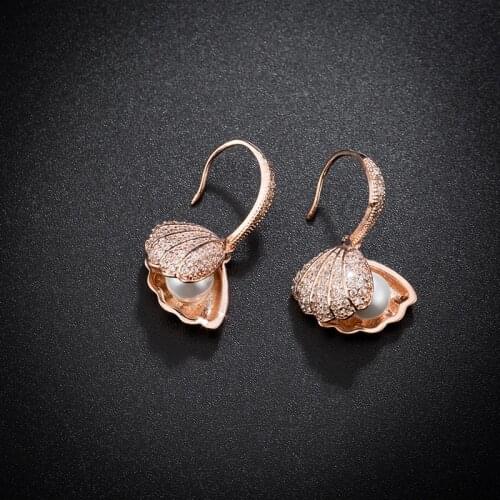 2021 Creative Micro Inlaid Zircon Shell Pearl Womens Earrings Scallop Eardrops Not Allergic Rose Gold Small Jewelry Wholesale