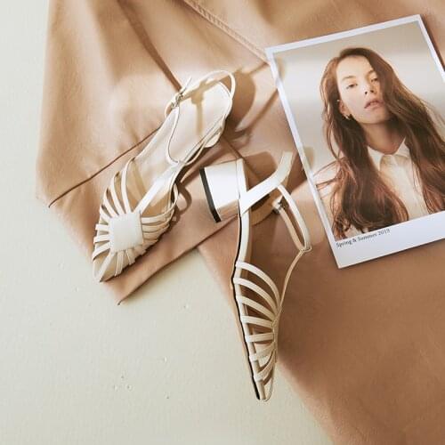 Genuíno couro de vaca sapatos femininos 2021 verão senhoras meados de salto retro sandálias romanas