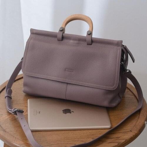 2021 New Retro Simple Cowhide Messenger Bag Wooden Handle Portable Official Document Commuting Bag Single Shoulder Handbag Bolsa