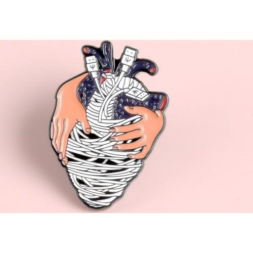 Charging Line Heart Hands Hug Brooch for Women Bag Shirt Enamel Pins Broches Badge Pines Metalicos Jewelry Brosche Accessories