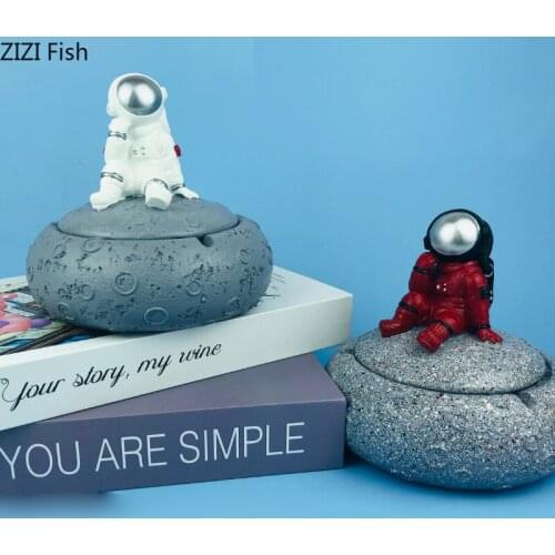 Creative Astronaut Ashtray Storage Box Resin Crafts Large Capacity Windproof Car Ashtray Fun Living Room Office Decoration Gift