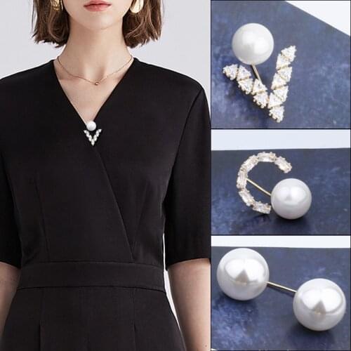 Fashion Small Letter Pearl Brooch Anti-light Collar Fixed Pins Crystal Jewelry Cardigan Scarf Buckle Female Clothes Accessories
