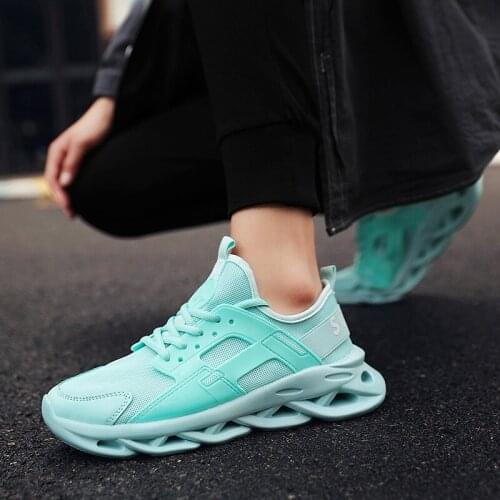 Summer new casual shoes fashion sports mens shoes breathable mesh shoes outdoor non-slip breathable running shoes wild