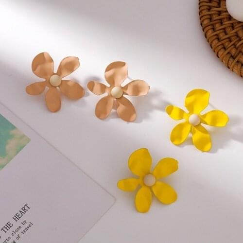 U-Magical Korean Sweet Flower Metallic Dangle Earrings for Women Temperament Holiday Yellow Color Earrings Jewelry Pendientes