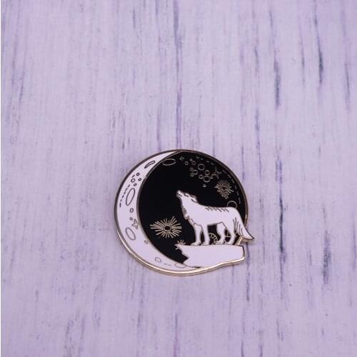 The lone wolf seems sing to the moon badge Day And Night brooch